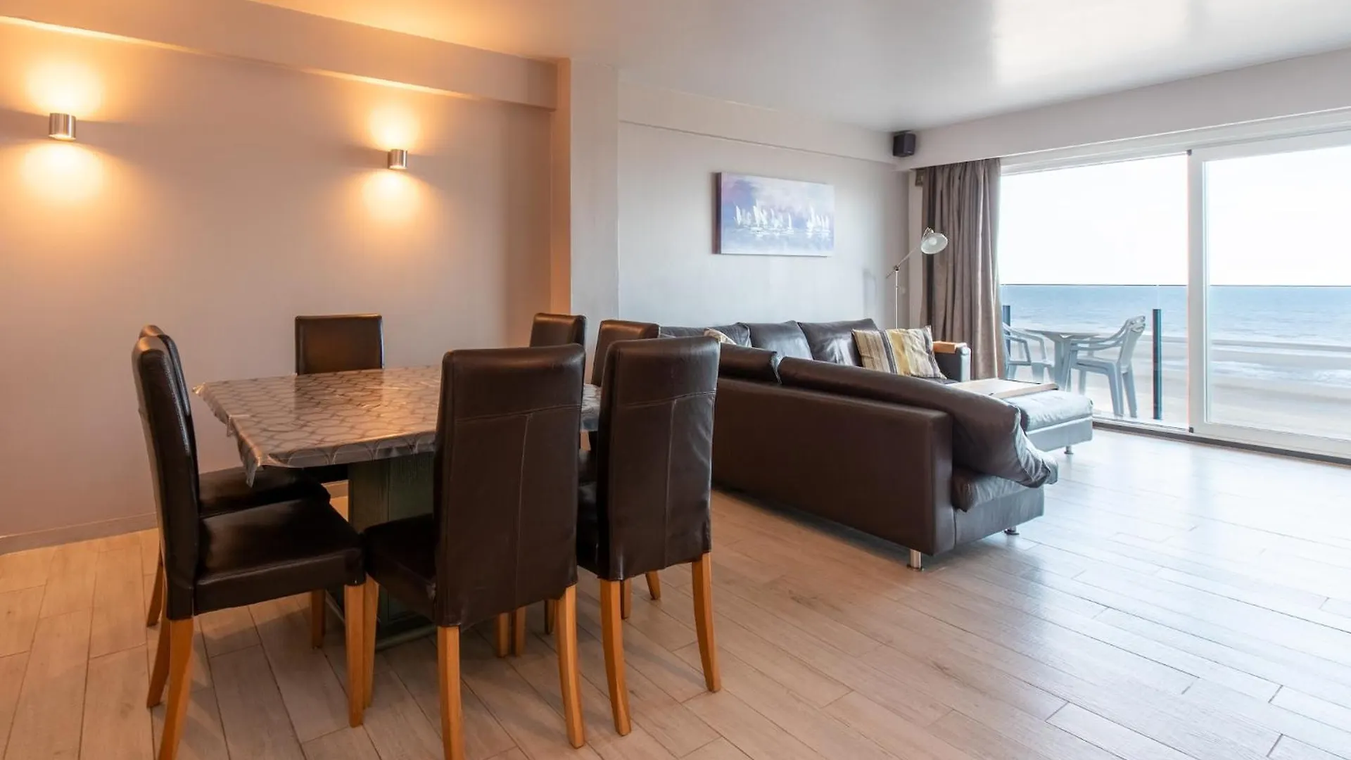 Beautiful 3-Bedroom Apartment With Sea View Middelkerke 0*,  Bélgica