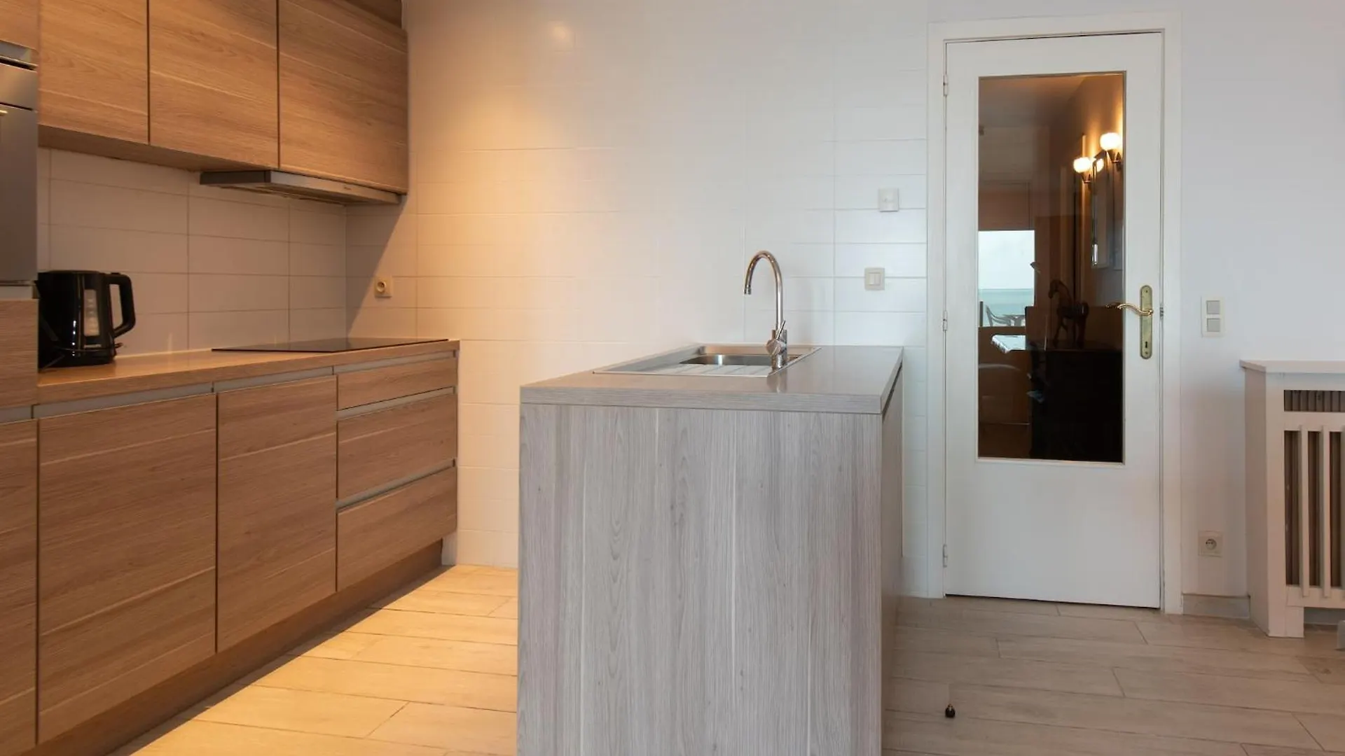 Beautiful 3-Bedroom Apartment With Sea View Middelkerke 0*,  Bélgica
