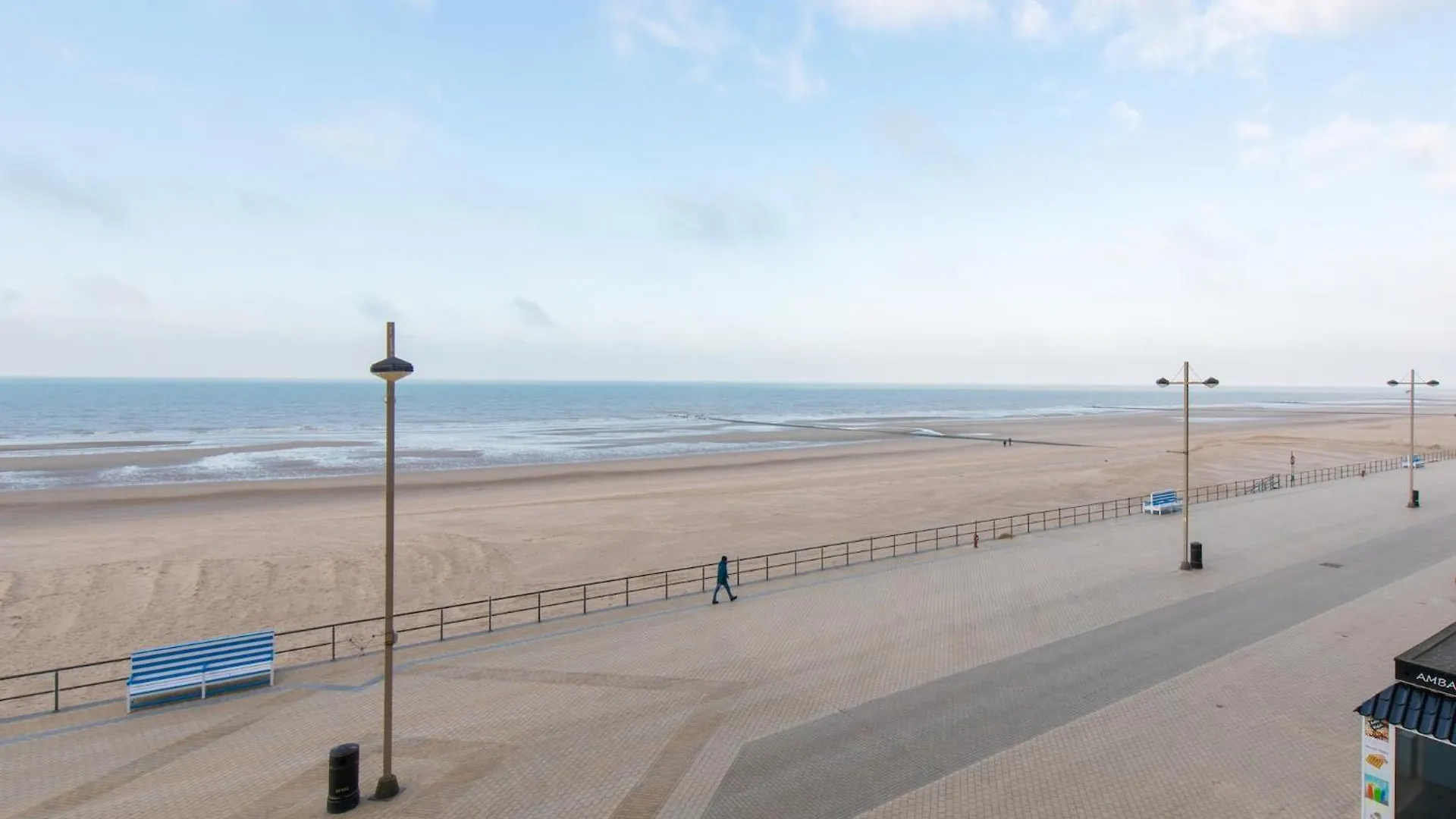 Beautiful 3-Bedroom Apartment With Sea View Middelkerke 0*,  Bélgica